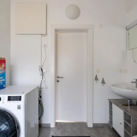 شقة 70m2 - 3 Bedrooms - Balcony - Near Uni - Netflix *
