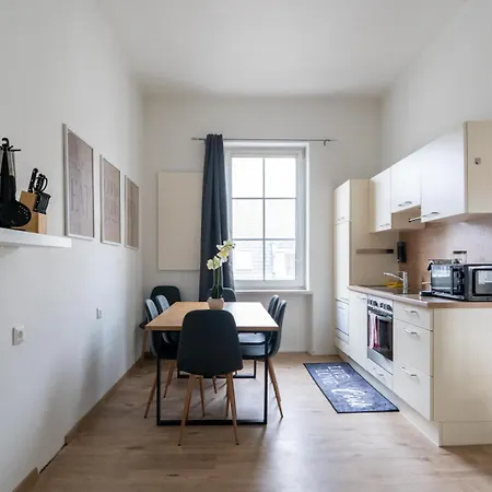 Apartment 70m2 - 3 Bedrooms - Balcony - Near Uni - Netflix