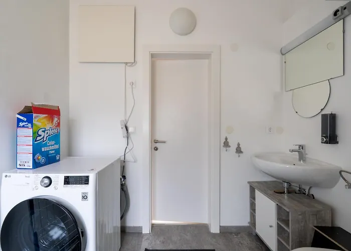 Apartmán 70m2 - 3 Bedrooms - Balcony - Near Uni - Netflix *